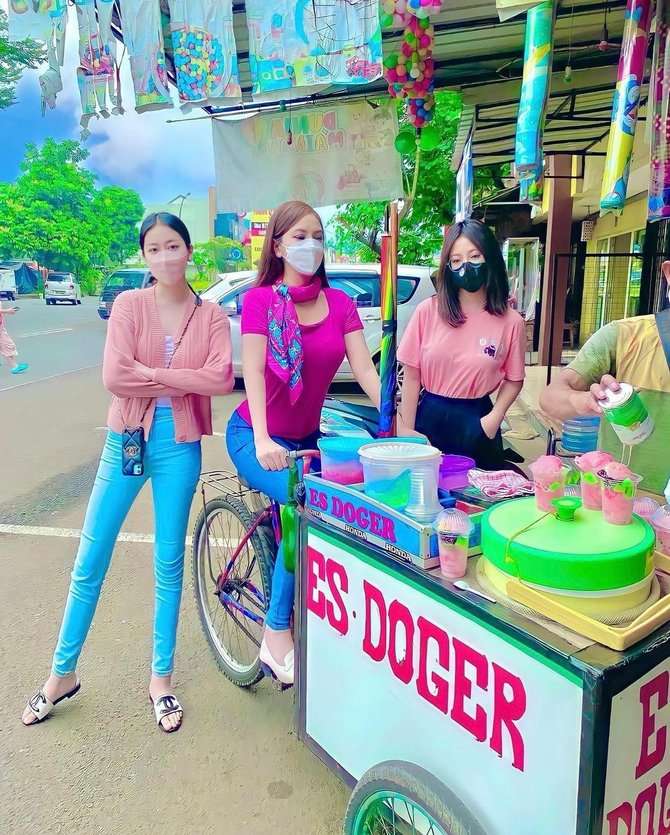 Potret Ibu Kombes Heni Tania Makan Tahu Bulat, Duduk Ngemper Depan Toko, Salfok Paras Cantiknya!