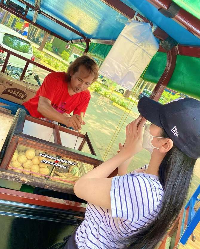 Potret Ibu Kombes Heni Tania Makan Tahu Bulat, Duduk Ngemper Depan Toko, Salfok Paras Cantiknya!