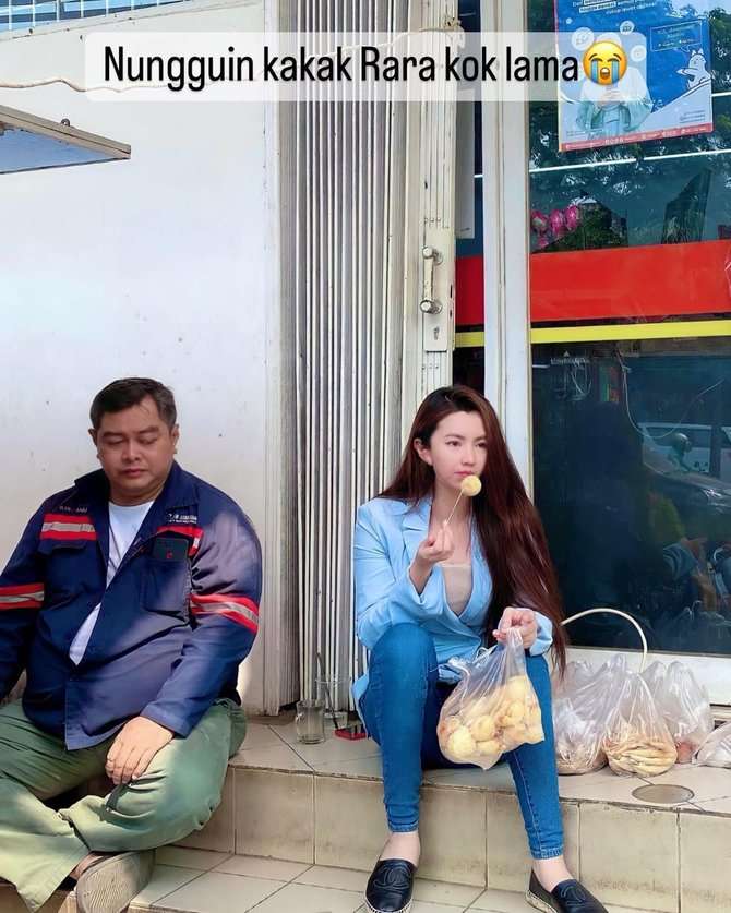 Potret Ibu Kombes Heni Tania Makan Tahu Bulat, Duduk Ngemper Depan Toko, Salfok Paras Cantiknya!