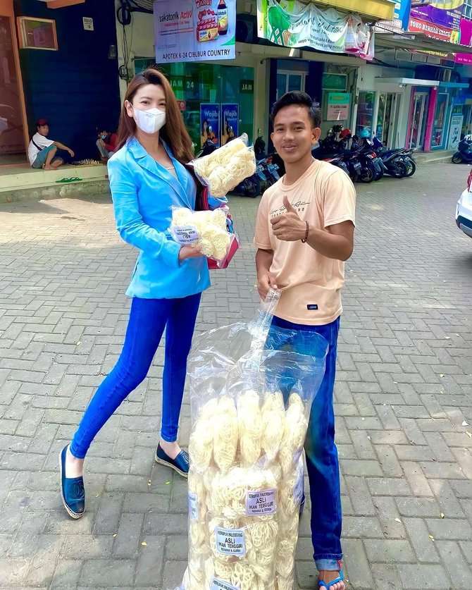 Potret Ibu Kombes Heni Tania Makan Tahu Bulat, Duduk Ngemper Depan Toko, Salfok Paras Cantiknya!
