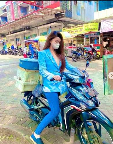 Potret Ibu Kombes Heni Tania Makan Tahu Bulat, Duduk Ngemper Depan Toko, Salfok Paras Cantiknya!