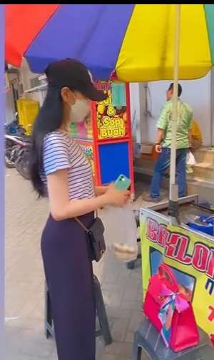Potret Ibu Kombes Heni Tania Makan Tahu Bulat, Duduk Ngemper Depan Toko, Salfok Paras Cantiknya!
