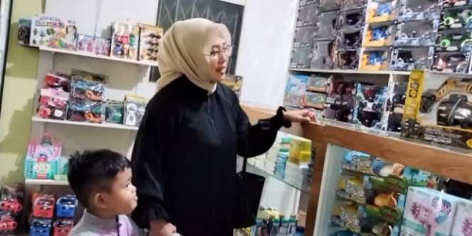 Potret Ibu Eni Kades Cantik yang Antar Warganya Disunat, Bangun Jam 3 Pagi