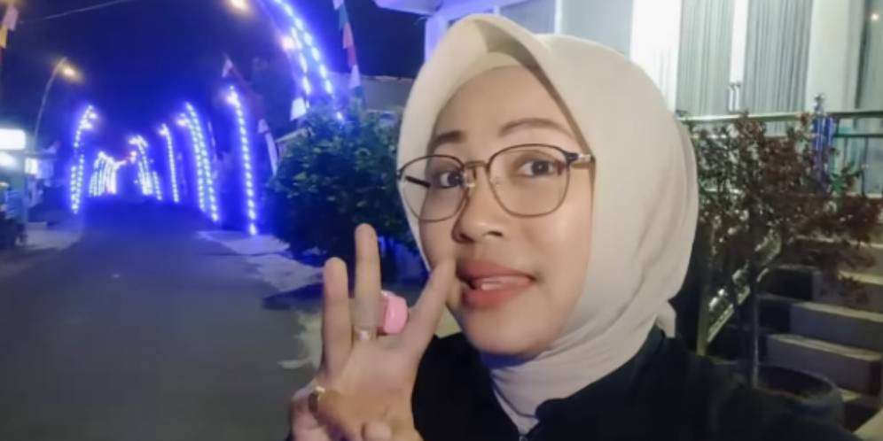 Potret Ibu Eni Kades Cantik yang Antar Warganya Disunat, Bangun Jam 3 Pagi