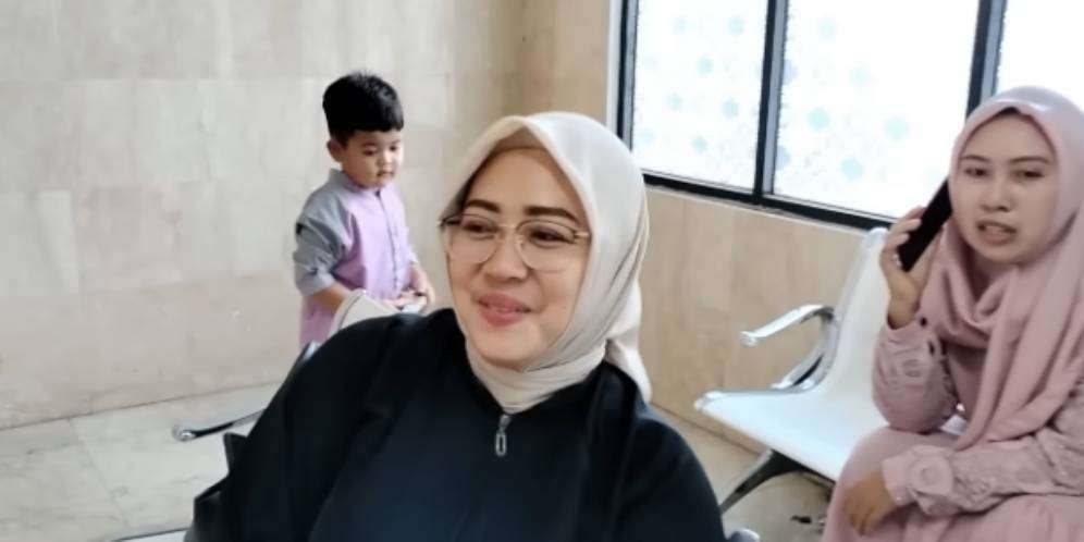 Potret Ibu Eni Kades Cantik yang Antar Warganya Disunat, Bangun Jam 3 Pagi