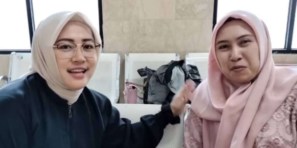 Potret Ibu Eni Kades Cantik yang Antar Warganya Disunat, Bangun Jam 3 Pagi