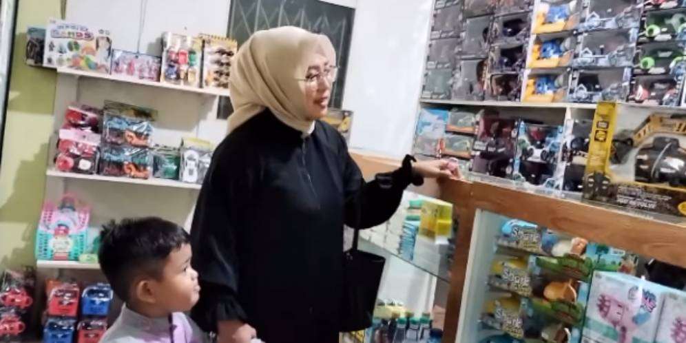 Potret Ibu Eni Kades Cantik yang Antar Warganya Disunat, Bangun Jam 3 Pagi