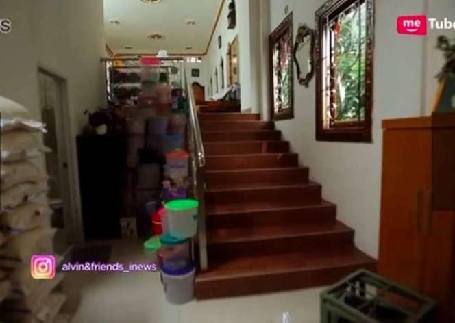 10 Adu Mewah Rumah Mamah Dedeh VS Neno Warisman, Bak Bumi dan Langit, Perabotan Serba Emas!
