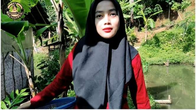 Potret Santi, Petani Jamur di Tasikmalaya, Parasnya Bak Bidadari Turun Ke Bumi!