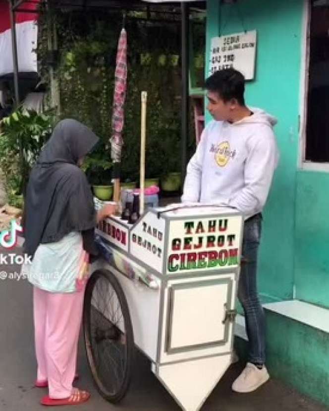 Potret Tampan Ali, Tukang Tahu Gejrot yang Viral