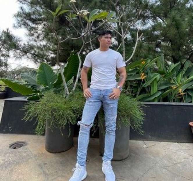 Potret Tampan Ali, Tukang Tahu Gejrot yang Viral