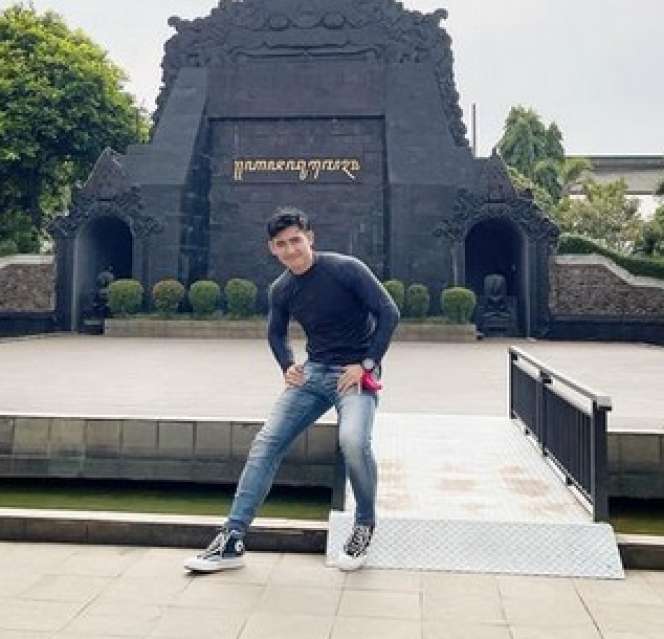 Potret Tampan Ali, Tukang Tahu Gejrot yang Viral