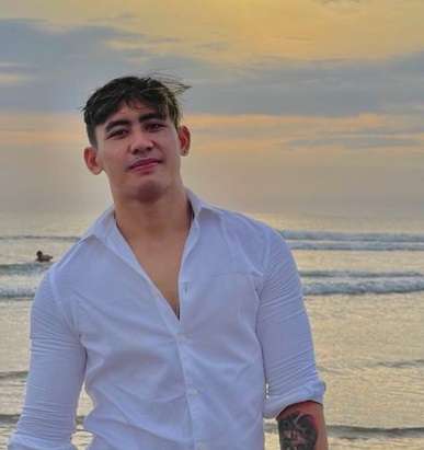 Potret Tampan Ali, Tukang Tahu Gejrot yang Viral