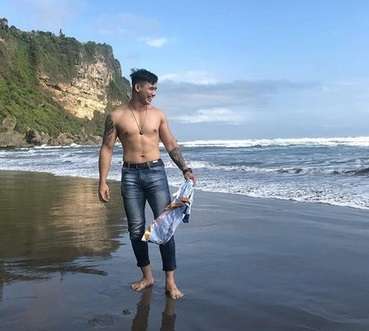 Potret Tampan Ali, Tukang Tahu Gejrot yang Viral