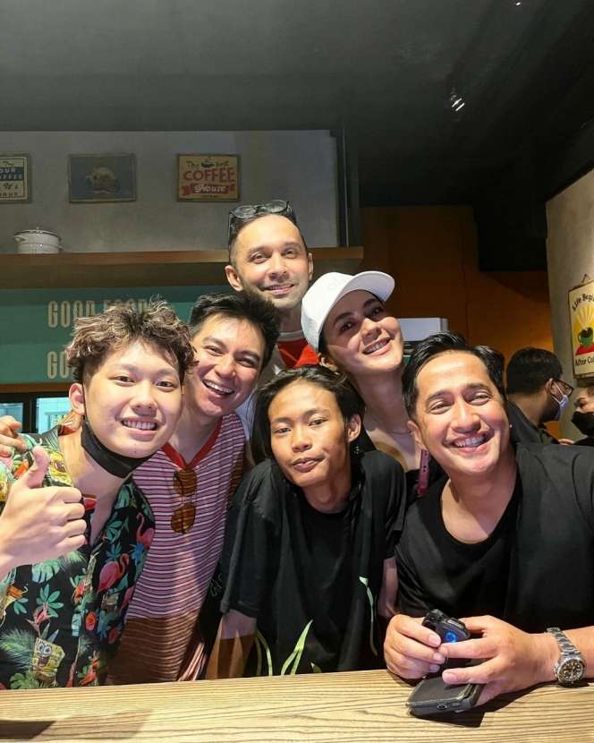 7 Potret Bonge Citayam dengan Circle Barunya, Semuanya Artis Top!
