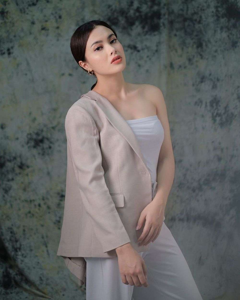 Potret Mitha Hardiyanti Istri Pebulu Tangkis Vito, Cantiknya Kebangetan!