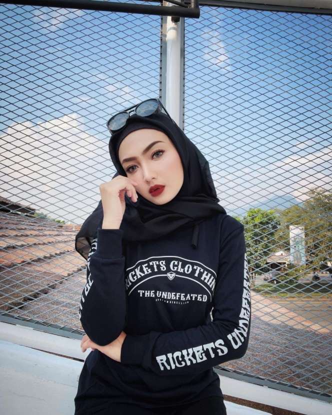 10 Adu Gaya Nathalie Holscher VS Riesca Rose, Dituduh Sebagai Selingkuhan Sule, Kalah Jauh?