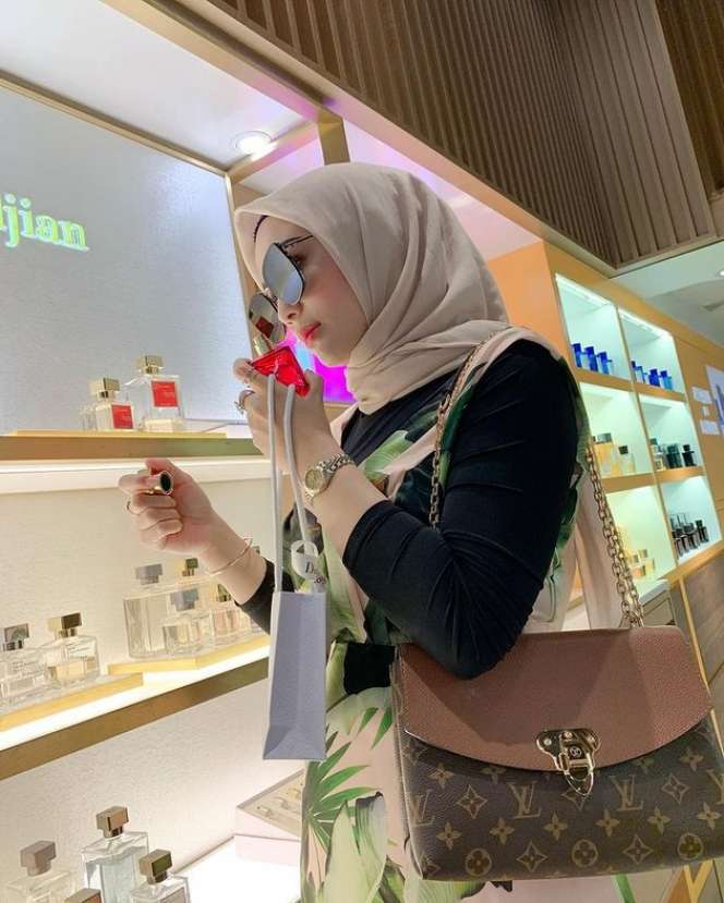 Potret Imel Putri Cahyati Tampil Mewah dengan Koleksi Tas Branded