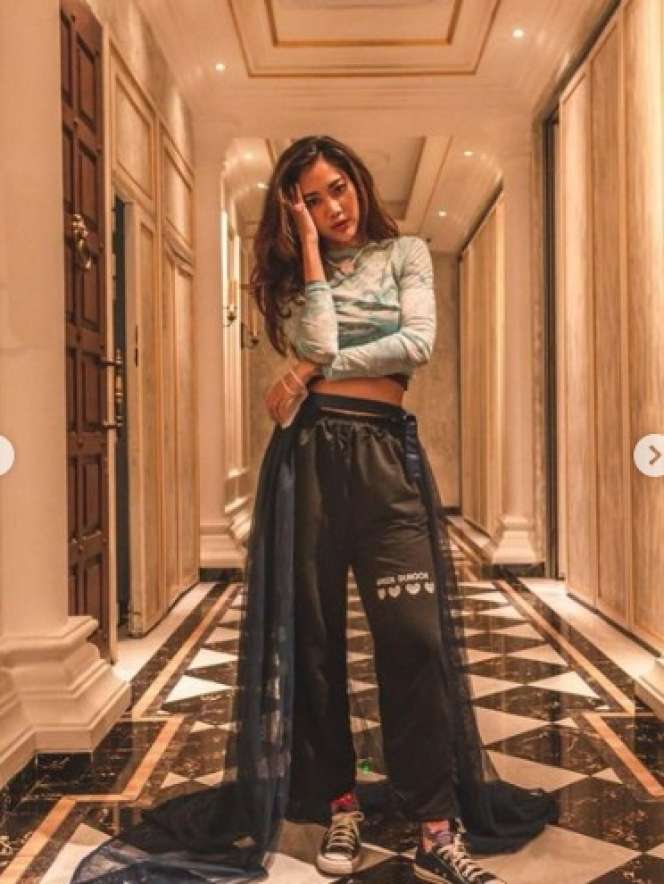 Potret Kostum Unik Widy Vierra Saat Manggung, Pakai Baju Lurik hingga Penutup Kepala!