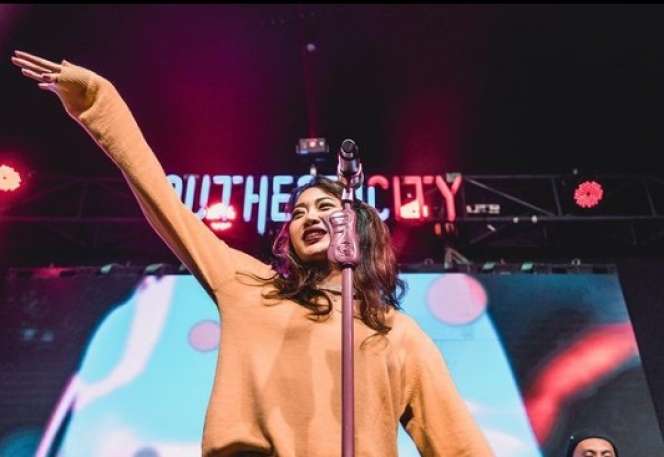 Potret Kostum Unik Widy Vierra Saat Manggung, Pakai Baju Lurik hingga Penutup Kepala!