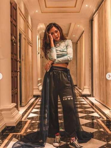 Potret Kostum Unik Widy Vierra Saat Manggung, Pakai Baju Lurik hingga Penutup Kepala!