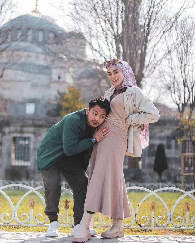 Potret Romantis Uyaina Arshad dan Sang Suami yang Sebentar lagi Jadi Orangtua