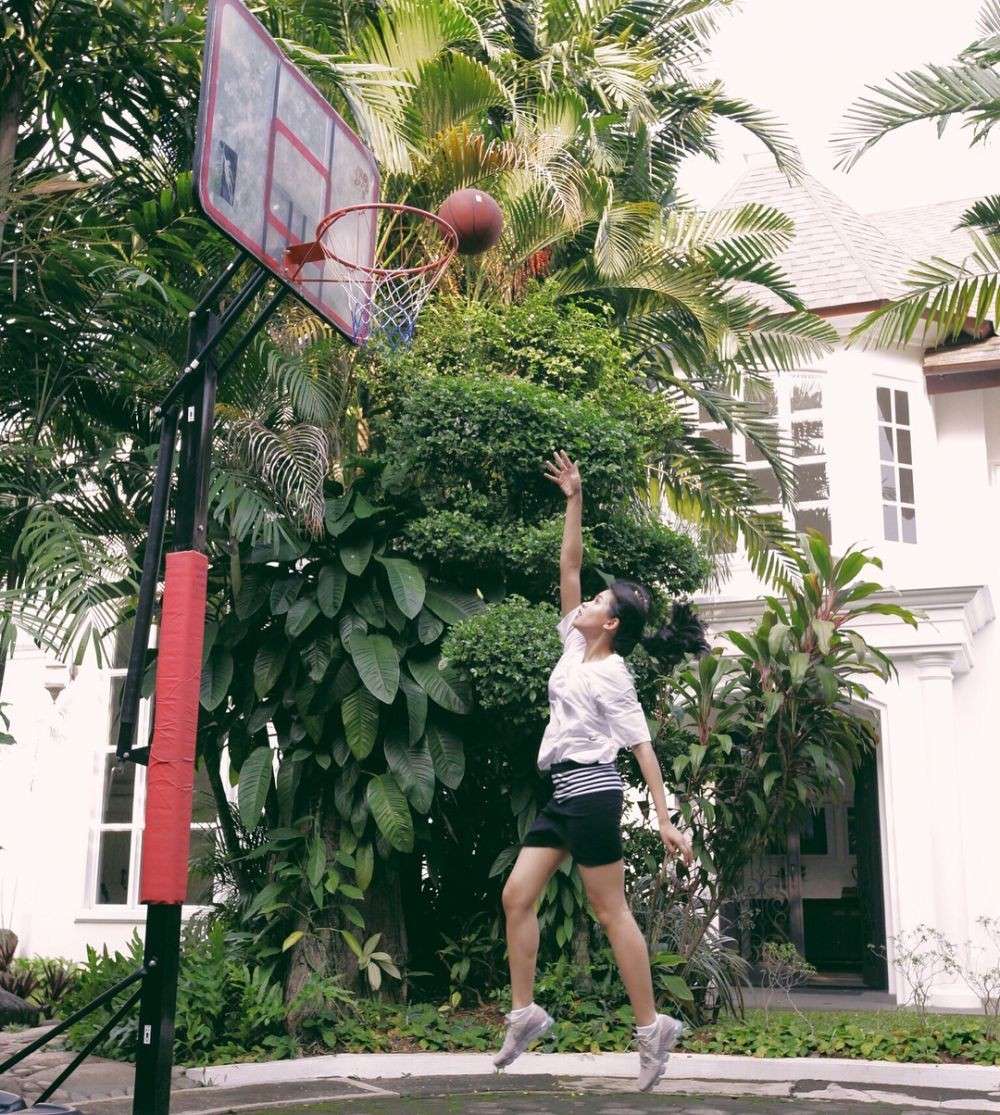 6 Potret Rumah Mewah Artis Punya Lapangan Basket, Terakhir Unik Dibangun di Atas Genteng!