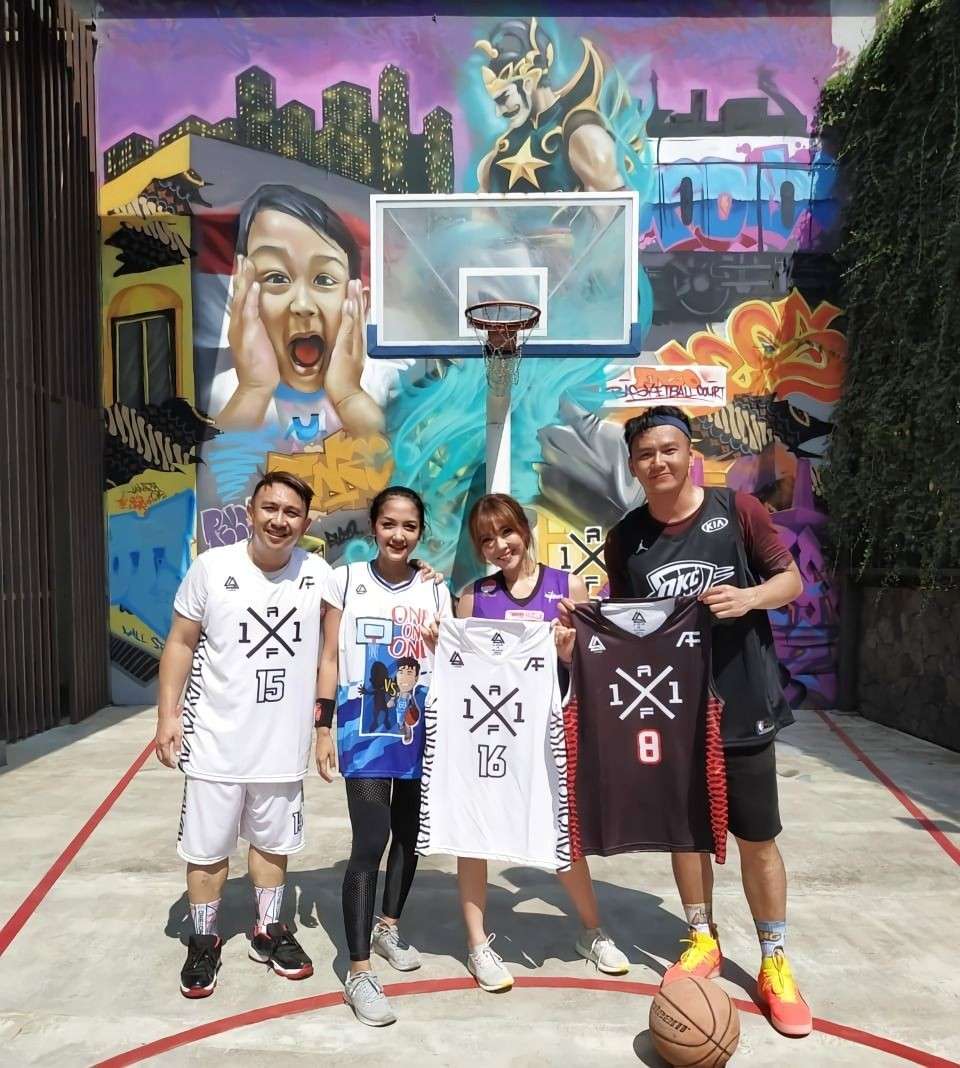 6 Potret Rumah Mewah Artis Punya Lapangan Basket, Terakhir Unik Dibangun di Atas Genteng!