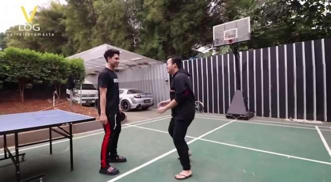 6 Potret Rumah Mewah Artis Punya Lapangan Basket, Terakhir Unik Dibangun di Atas Genteng!