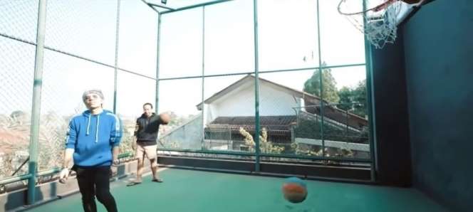 6 Potret Rumah Mewah Artis Punya Lapangan Basket, Terakhir Unik Dibangun di Atas Genteng!