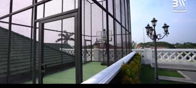 6 Potret Rumah Mewah Artis Punya Lapangan Basket, Terakhir Unik Dibangun di Atas Genteng!