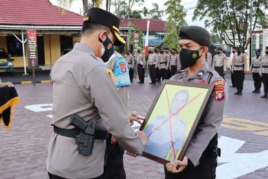 Potret Bintara Polri Dipecat Secara Tidak Hormat, Fotonya Dicoret Tinta Merah!