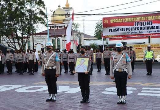 Potret Bintara Polri Dipecat Secara Tidak Hormat, Fotonya Dicoret Tinta Merah!