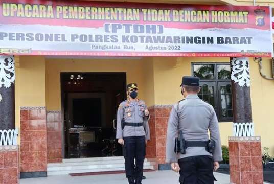 Potret Bintara Polri Dipecat Secara Tidak Hormat, Fotonya Dicoret Tinta Merah!