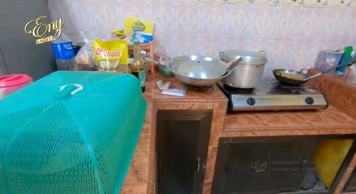 10 Adu Perbandingan Rumah Happy Asmara VS Yeni Inka, Yang Satu Sangat Sederhana, Hanya Dinding Kayu!