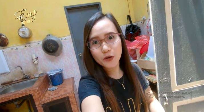 10 Adu Perbandingan Rumah Happy Asmara VS Yeni Inka, Yang Satu Sangat Sederhana, Hanya Dinding Kayu!