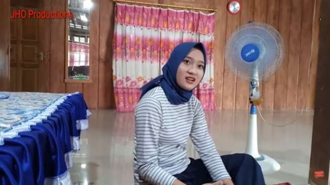10 Adu Perbandingan Rumah Happy Asmara VS Yeni Inka, Yang Satu Sangat Sederhana, Hanya Dinding Kayu!