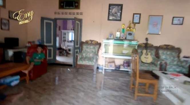 10 Adu Perbandingan Rumah Happy Asmara VS Yeni Inka, Yang Satu Sangat Sederhana, Hanya Dinding Kayu!