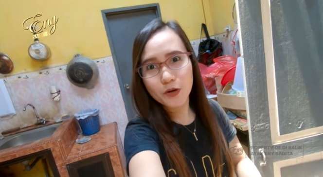 10 Adu Perbandingan Rumah Happy Asmara VS Yeni Inka, Yang Satu Sangat Sederhana, Hanya Dinding Kayu!