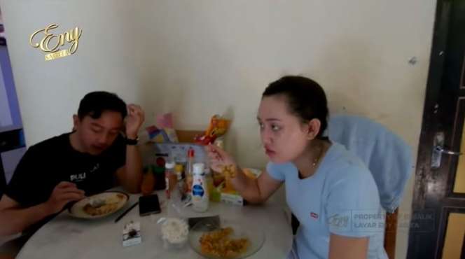 10 Adu Perbandingan Rumah Happy Asmara VS Yeni Inka, Yang Satu Sangat Sederhana, Hanya Dinding Kayu!