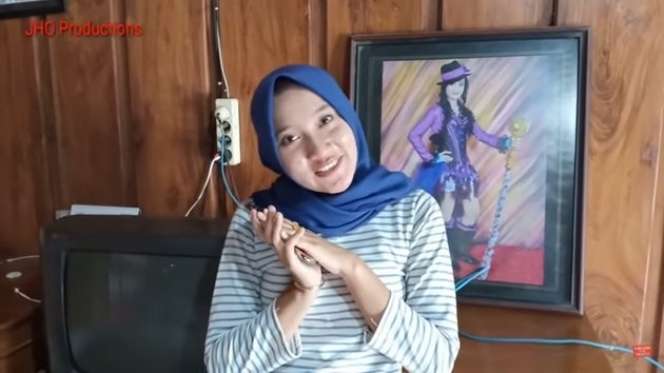 10 Adu Perbandingan Rumah Happy Asmara VS Yeni Inka, Yang Satu Sangat Sederhana, Hanya Dinding Kayu!
