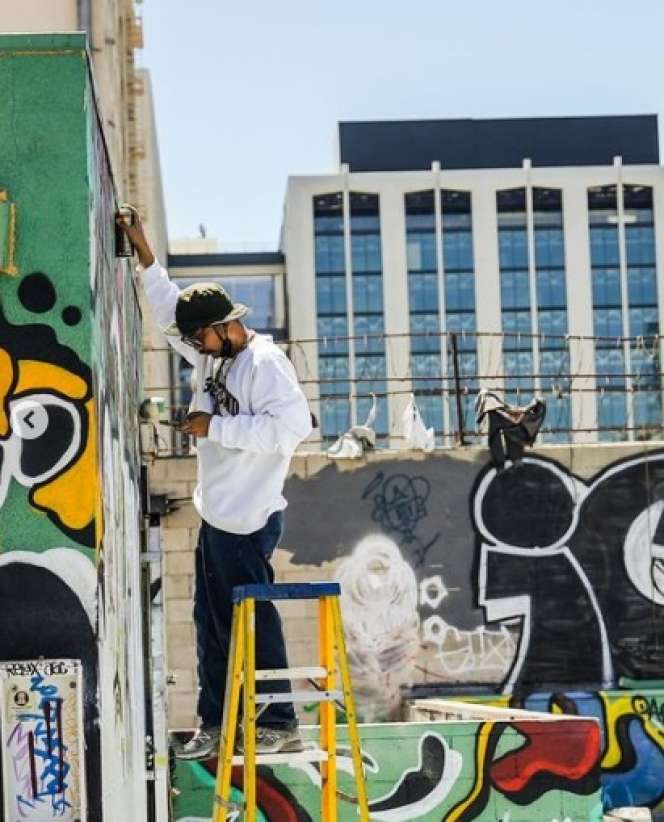 Potret Muklay Buat Mural di Tembok Los Angeles, Keren!