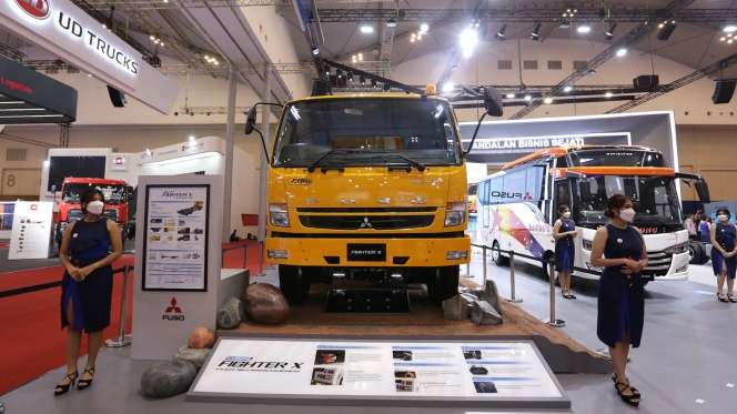 FOTO: Truk FUSO Tebar Pesona di GIIAS 2022 