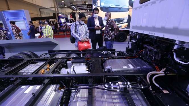 FOTO: Truk FUSO Tebar Pesona di GIIAS 2022 