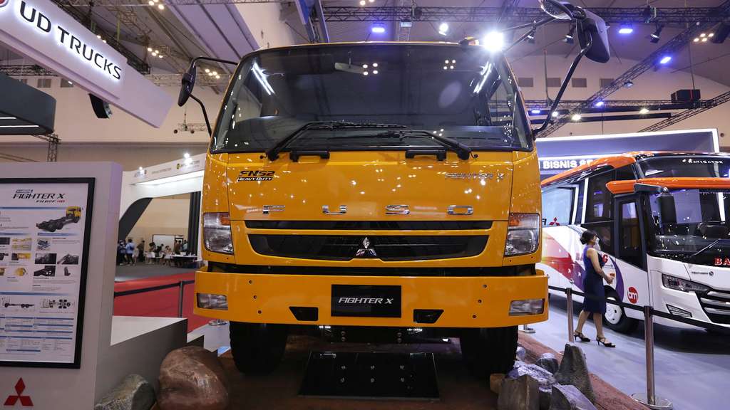 FOTO: Truk FUSO Tebar Pesona di GIIAS 2022 