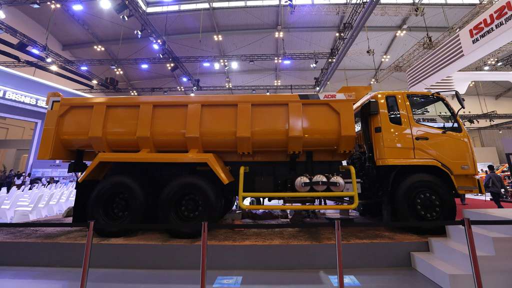 FOTO: Truk FUSO Tebar Pesona di GIIAS 2022 