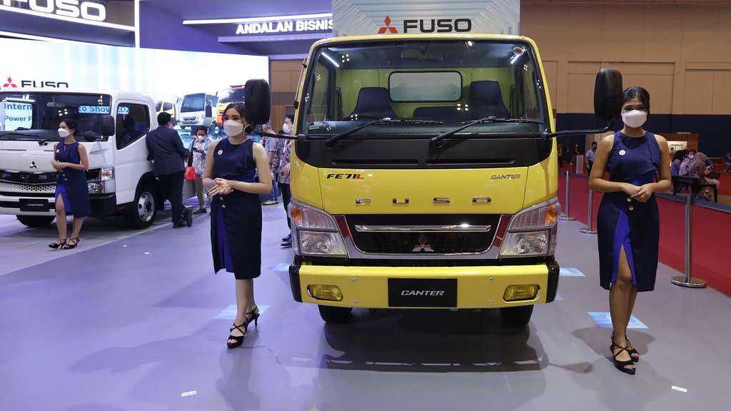 FOTO: Truk FUSO Tebar Pesona di GIIAS 2022 