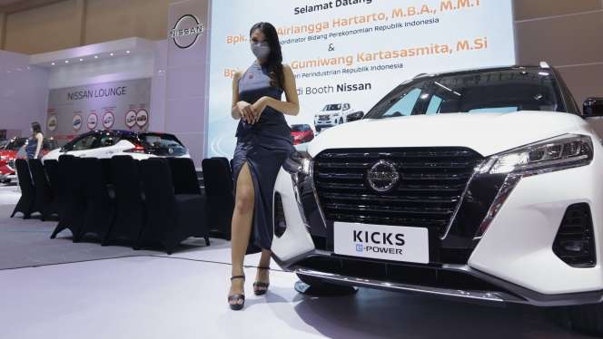 Potret Adu Gaya SPG Cantik di GIIAS 2022, Berdiri 5 Jam Sehari Segini Lho Gajinya