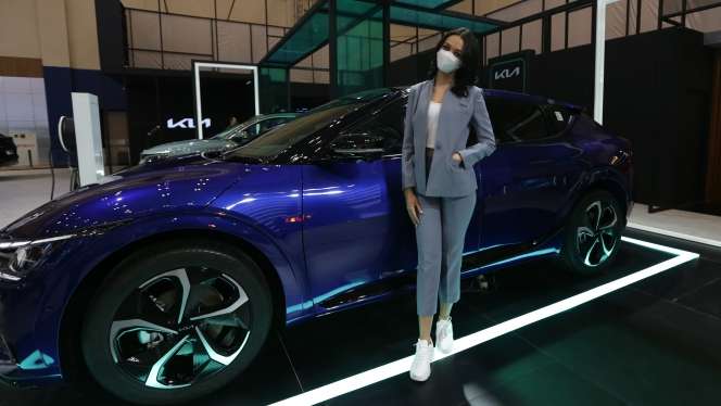 Potret Adu Gaya SPG Cantik di GIIAS 2022, Berdiri 5 Jam Sehari Segini Lho Gajinya