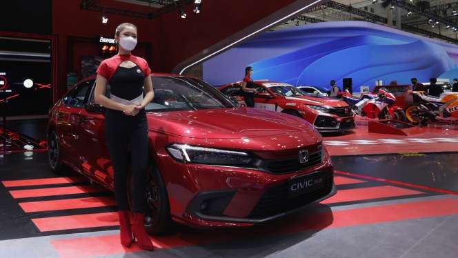 Potret Adu Gaya SPG Cantik di GIIAS 2022, Berdiri 5 Jam Sehari Segini Lho Gajinya